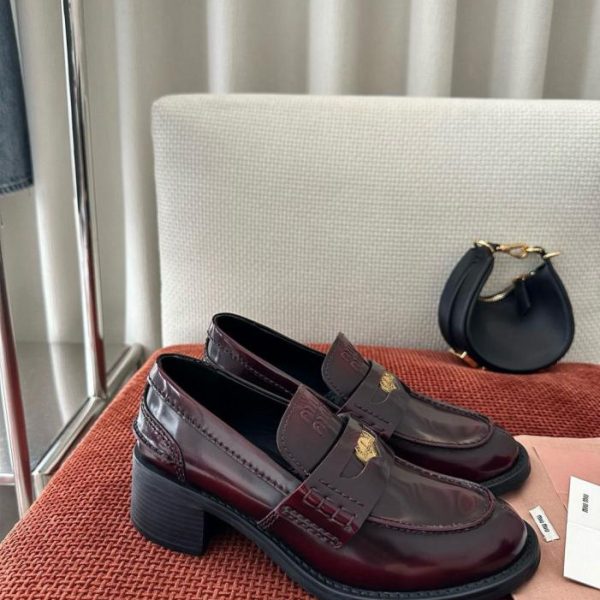 Mocassini con plateau e tacco grosso in stile retrò MIUMIU, colore rosso intenso (HMC2B6)