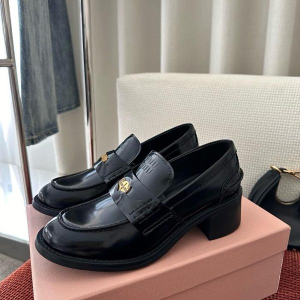Mocassini con plateau e tacco grosso in stile retrò MIUMIU, colore nero (FDFUBT)