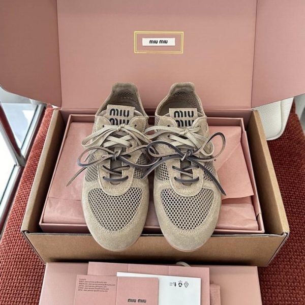 Le nuove sneakers Gymnasium in pelle color giallo deserto di MIUMIU (O1M9WT)