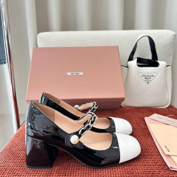 MIUMIU Stivaletti Mary Jane con tacco alto, 6,5 cm, in pelle verniciata, neri (UH221W)