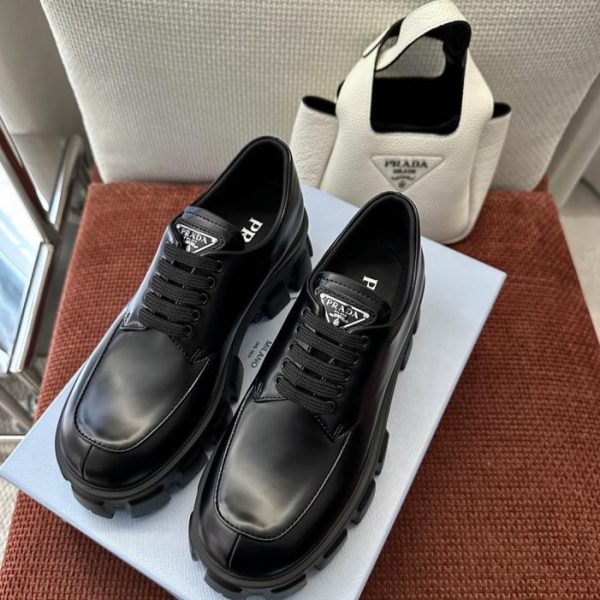 Nuove scarpe platform con lacci a ingranaggi della serie Monolith di Prada, con logo triangolare e perlina divisa (W3WLCA)
