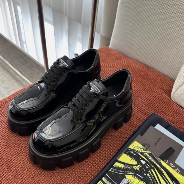 Nuove scarpe con plateau e lacci a ingranaggio della serie Monolith di Prada, con logo triangolare, in pelle verniciata (4HO0FB)