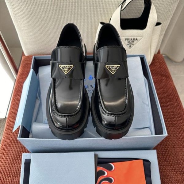 Nuovi mocassini con plateau e logo triangolare di Prada, neri (5NJLEU)