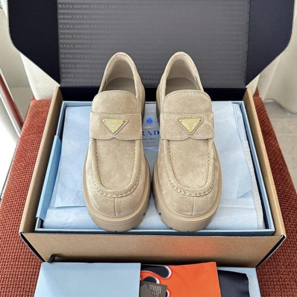Nuovi mocassini con plateau di Prada con logo triangolare, color albicocca (NB62B8)