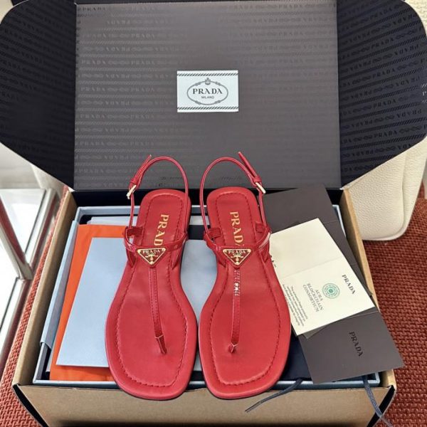 Infradito Prada in pelle verniciata con logo triangolare, rosse (QJENMV)