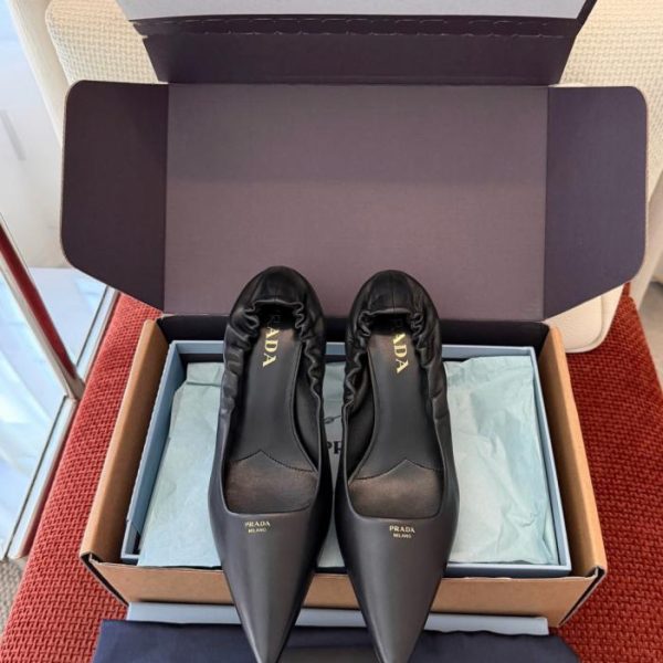 Le nuove décolleté a punta plissettate di Prada (TTYI8T)