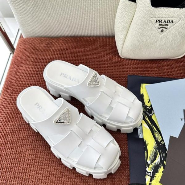 Mules Prada in gomma intrecciata con logo triangolare Monolith, bianche (57GS0V)