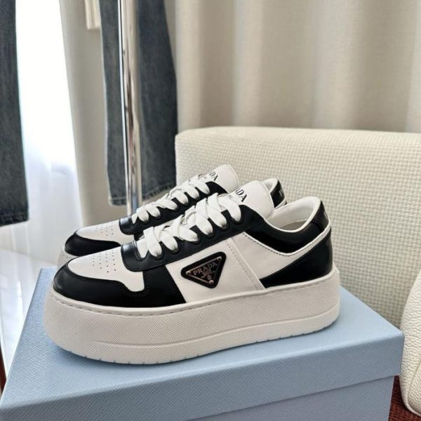 Sneakers Prada Downtown Bold in pelle con plateau, bianche e nere - (BJX8XG)