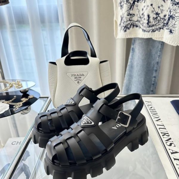 Sandali romani con plateau intrecciato e logo triangolare Monolith di Prada, neri (6VWC0Z)