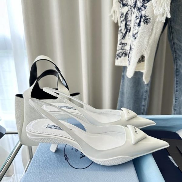 Décolleté Prada in pelle verniciata con cinturino posteriore, bianche (JV0T5K)