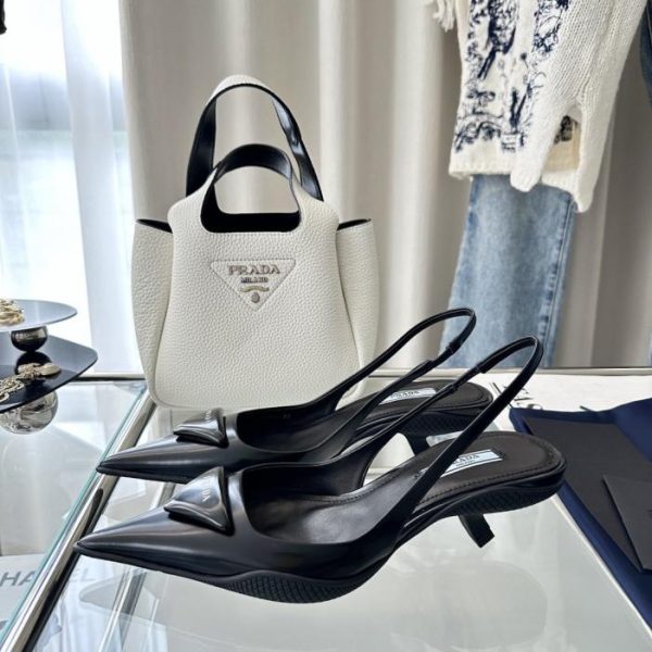 Décolleté Prada in pelle verniciata con cinturino posteriore, nere (VQK94F)
