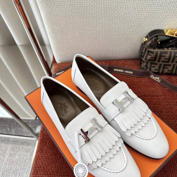 Mocassini Hermes Royal Retro con fibbia a H e nappine, colore bianco kaki con fibbia argentata (Y6X9T7)
