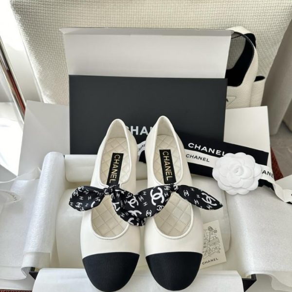repliche,replica,perfette,siti di,affidabili,migliori siti,dove comprare,1:1,scarpe da ginnastica Scarpe Mary Jane stile francese con fiocco, collezione Chanel Resort, bianche (V23EG8)