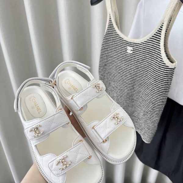 repliche,replica,perfette,siti di,affidabili,migliori siti,dove comprare,1:1,scarpe da ginnastica Nuova colorazione dei classici sandali con velcro di Chanel, bianchi (UR75NA)