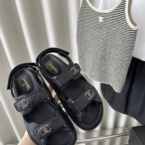 repliche,replica,perfette,siti di,affidabili,migliori siti,dove comprare,1:1,scarpe da ginnastica Nuova colorazione nera per i classici sandali con velcro di Chanel (HAUAQB)