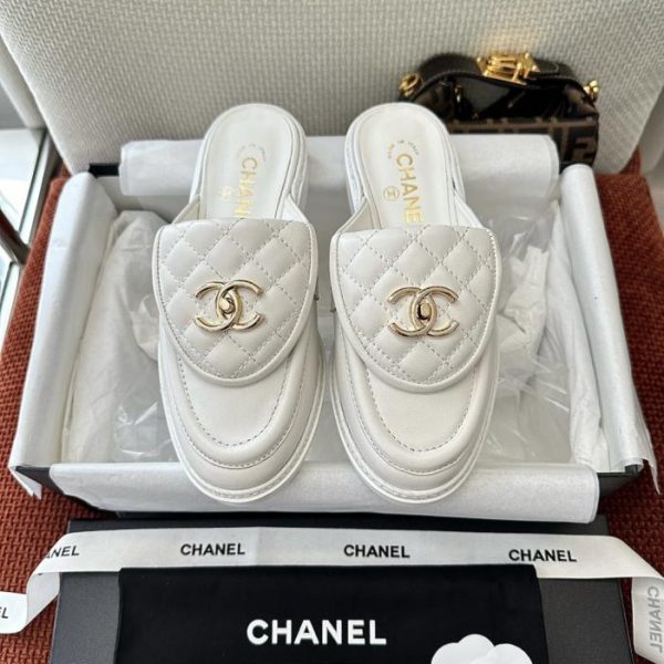 repliche,replica,perfette,siti di,affidabili,migliori siti,dove comprare,1:1,scarpe da ginnastica Ciabatte mocassini Chanel trapuntati con fibbia a doppia C, bianche (ZFR1V7)
