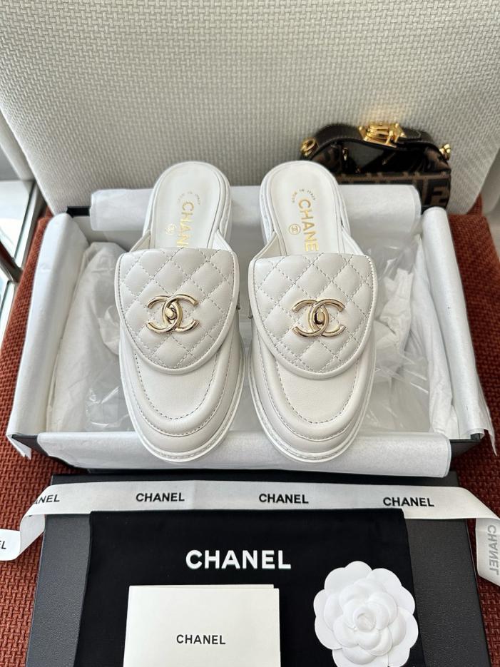 repliche,replica,perfette,siti di,affidabili,migliori siti,dove comprare,1:1,scarpe da ginnastica Ciabatte mocassini Chanel trapuntati con fibbia a doppia C, bianche (ZFR1V7) repliche,replica,perfette,siti di,affidabili,migliori siti,dove comprare,1:1,scarpe da ginnastica Ciabatte mocassini Chanel trapuntati con fibbia a doppia C, bianche (ZFR1V7)