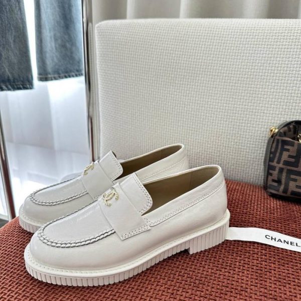 I nuovi mocassini con doppia C della collezione Resort di Chanel, in bianco (F2HFLQ)