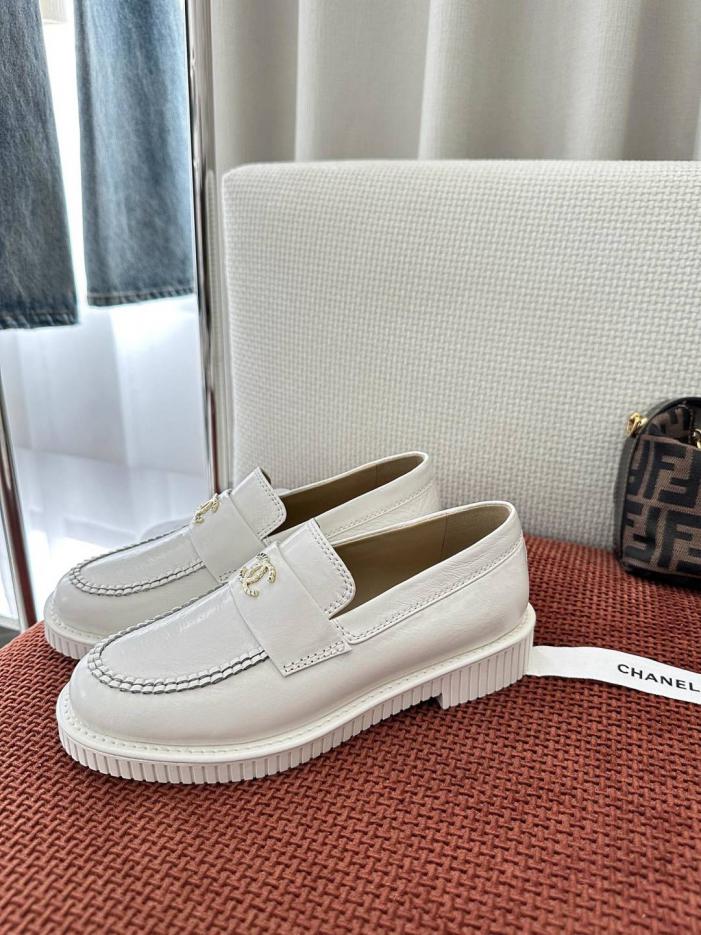 repliche,replica,perfette,siti di,affidabili,migliori siti,dove comprare,1:1,scarpe da ginnastica I nuovi mocassini con doppia C della collezione Resort di Chanel, in bianco (F2HFLQ) repliche,replica,perfette,siti di,affidabili,migliori siti,dove comprare,1:1,scarpe da ginnastica I nuovi mocassini con doppia C della collezione Resort di Chanel, in bianco (F2HFLQ)