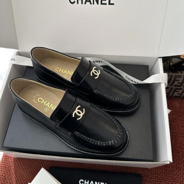 repliche,replica,perfette,siti di,affidabili,migliori siti,dove comprare,1:1,scarpe da ginnastica I nuovi mocassini con doppia C della collezione Resort di Chanel, in nero (VBDFZ7)