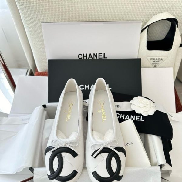 repliche,replica,perfette,siti di,affidabili,migliori siti,dove comprare,1:1,scarpe da ginnastica Ballerine CHANE L COCO BEACH – Bianche – Pelle di agnello – Logo doppia C a contrasto (CMMU1V)