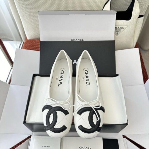 repliche,replica,perfette,siti di,affidabili,migliori siti,dove comprare,1:1,scarpe da ginnastica Ballerine vintage Chanel Cambon, bianche, in vera pelle di agnello (4JD4EQ)