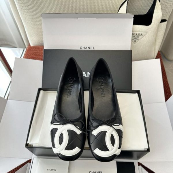 repliche,replica,perfette,siti di,affidabili,migliori siti,dove comprare,1:1,scarpe da ginnastica Ballerine Chanel Vintage Cambon, bianche e nere, in vera pelle di agnello (ZRZZ1F)