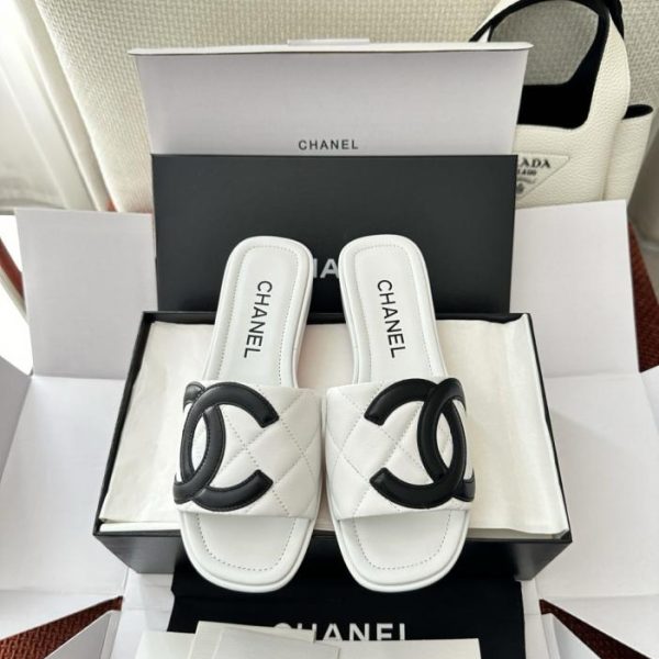 repliche,replica,perfette,siti di,affidabili,migliori siti,dove comprare,1:1,scarpe da ginnastica Sandali Chanel Vintage Cambon Collection trapuntati in bianco e nero, in vera pelle di agnello bianca (WFVOYY)