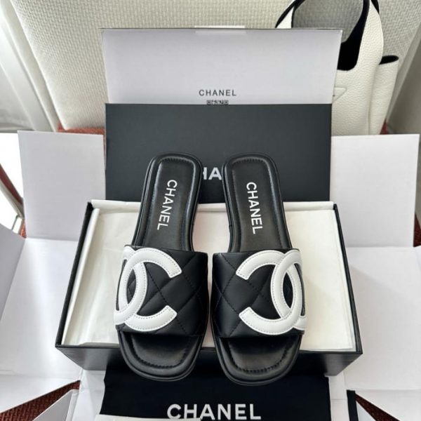 repliche,replica,perfette,siti di,affidabili,migliori siti,dove comprare,1:1,scarpe da ginnastica Sandali Chanel Vintage Cambon Collection trapuntati in bianco e nero, in vera pelle di agnello nera (K6CH5N)