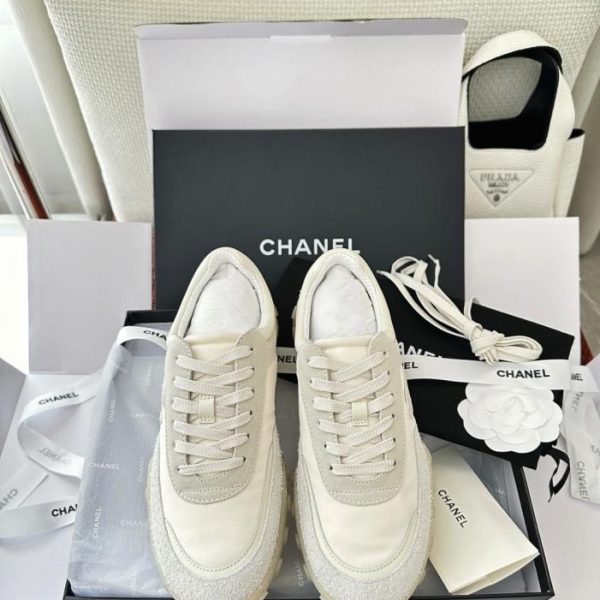 repliche,replica,perfette,siti di,affidabili,migliori siti,dove comprare,1:1,scarpe da ginnastica Nuove sneakers Chanel con doppia C e inserti in pelle color avorio (JQ2IGB)