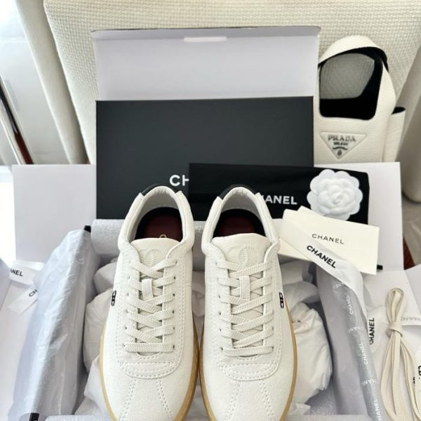 repliche,replica,perfette,siti di,affidabili,migliori siti,dove comprare,1:1,scarpe da ginnastica Le nuove sneakers con doppia C di Chanel, realizzate in pregiata pelle di vitello vellutata (B620C3)