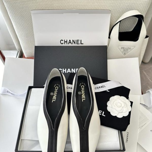 repliche,replica,perfette,siti di,affidabili,migliori siti,dove comprare,1:1,scarpe da ginnastica Nuove ballerine in pelle a punta quadrata in stile retrò di Chanel, colore bianco (LT6KY5)