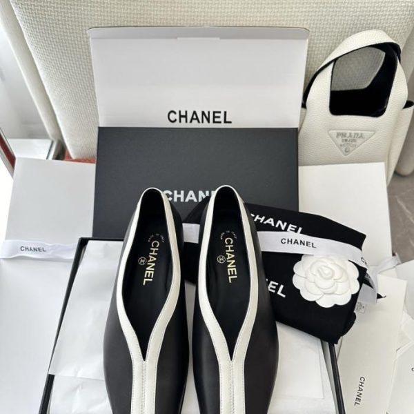 repliche,replica,perfette,siti di,affidabili,migliori siti,dove comprare,1:1,scarpe da ginnastica Le nuove ballerine in pelle nera con punta quadrata in stile retrò di Chanel (WDJOXQ)