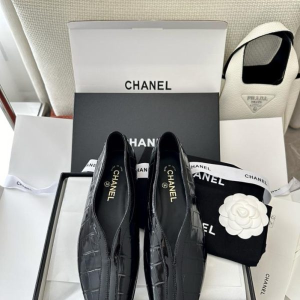 repliche,replica,perfette,siti di,affidabili,migliori siti,dove comprare,1:1,scarpe da ginnastica Nuove ballerine retrò in pelle nera con stampa coccodrillo e punta quadrata di Chanel (6F0H7T)