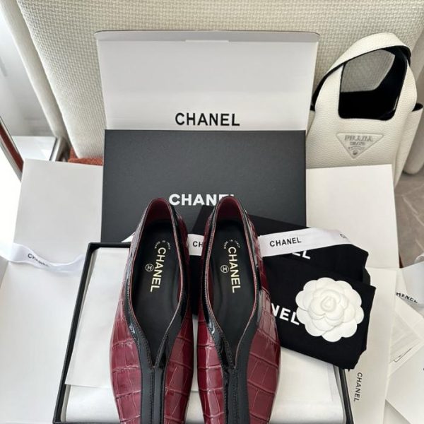 repliche,replica,perfette,siti di,affidabili,migliori siti,dove comprare,1:1,scarpe da ginnastica Nuove ballerine retrò in pelle con punta quadrata, color bordeaux con stampa coccodrillo (IDR341) di Chanel