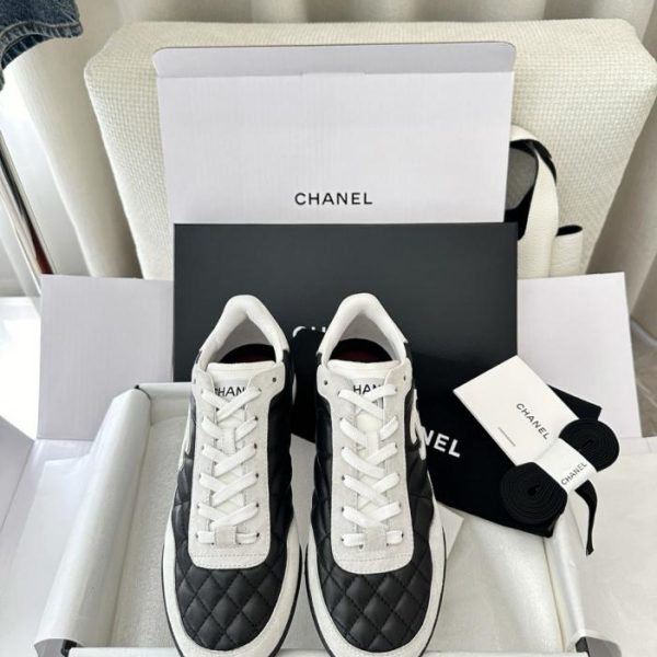 repliche,replica,perfette,siti di,affidabili,migliori siti,dove comprare,1:1,scarpe da ginnastica Nuove sneakers Chanel con doppia C a blocchi di colore e motivo a rombi, in pelle di vitello originale e camoscio (28SKJW).