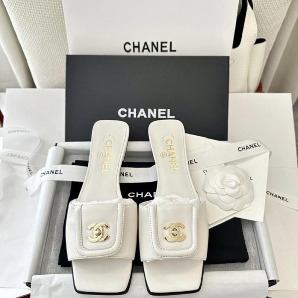 repliche,replica,perfette,siti di,affidabili,migliori siti,dove comprare,1:1,scarpe da ginnastica Nuovi sandali Chanel in stile francese con punta quadrata, in vera pelle scamosciata di montone (WUT2N6)