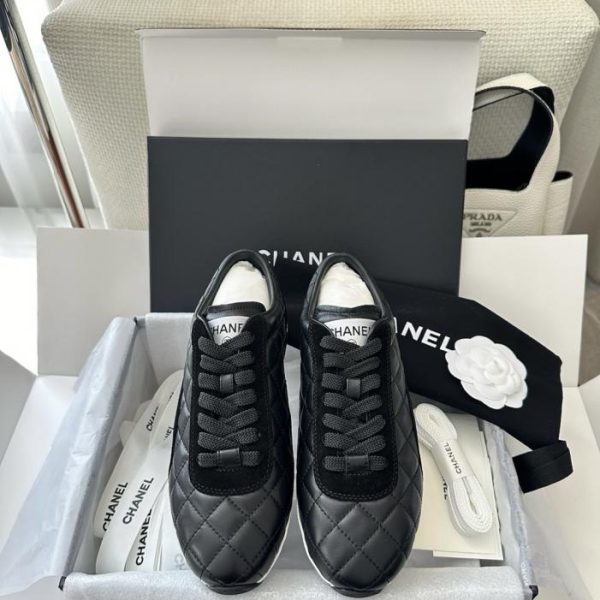repliche,replica,perfette,siti di,affidabili,migliori siti,dove comprare,1:1,scarpe da ginnastica Le nuove sneakers trapuntate di Chanel in giallo, realizzate in vera pelle di vitello con finitura scamosciata (RWWRMX).