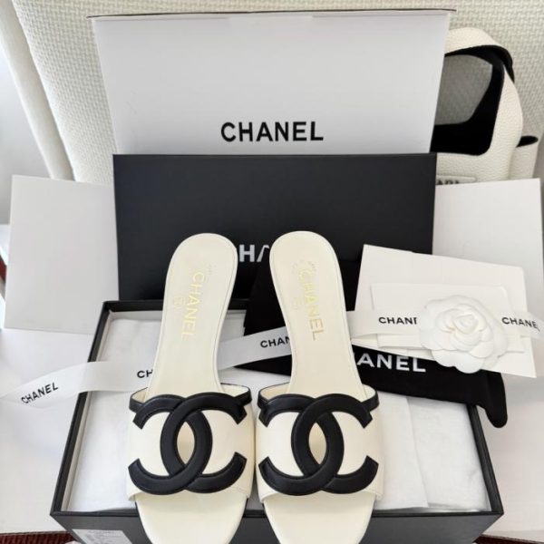 repliche,replica,perfette,siti di,affidabili,migliori siti,dove comprare,1:1,scarpe da ginnastica Sandali Chanel con tacco a spillo e doppia C traforata, in pelle di agnello originale bianca (T9QMVM)
