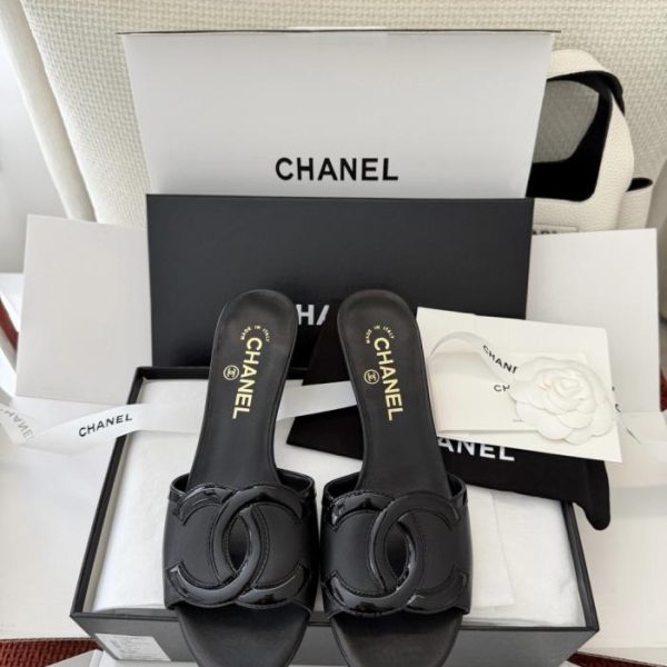 repliche,replica,perfette,siti di,affidabili,migliori siti,dove comprare,1:1,scarpe da ginnastica Sandali Chanel con tacco a spillo e doppia C traforata, in pelle di agnello originale nera (SZ7WBZ)