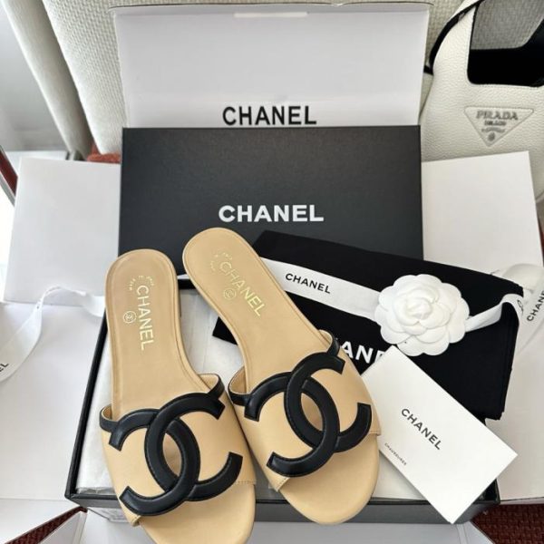 repliche,replica,perfette,siti di,affidabili,migliori siti,dove comprare,1:1,scarpe da ginnastica Sandali piatti Chanel con doppia C traforata, color albicocca, in vera pelle di agnello (CB7772)