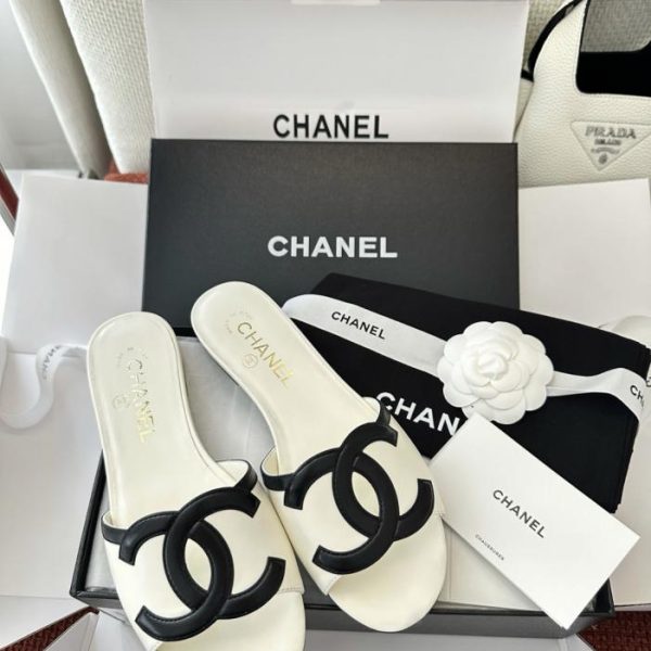 repliche,replica,perfette,siti di,affidabili,migliori siti,dove comprare,1:1,scarpe da ginnastica Sandali piatti Chanel con doppia C traforata, in pelle bianca, vera pelle di agnello (D4Q5W2)
