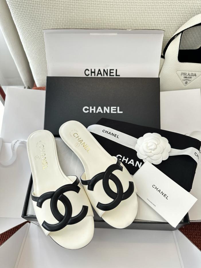 repliche,replica,perfette,siti di,affidabili,migliori siti,dove comprare,1:1,scarpe da ginnastica Sandali piatti Chanel con doppia C traforata, in pelle bianca, vera pelle di agnello (D4Q5W2) repliche,replica,perfette,siti di,affidabili,migliori siti,dove comprare,1:1,scarpe da ginnastica Sandali piatti Chanel con doppia C traforata, in pelle bianca, vera pelle di agnello (D4Q5W2)
