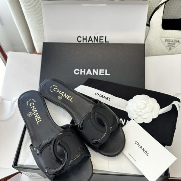 repliche,replica,perfette,siti di,affidabili,migliori siti,dove comprare,1:1,scarpe da ginnastica Sandali piatti Chanel con doppia C traforata, in pelle di agnello originale nera (HE55Z2)