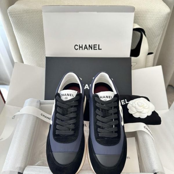 repliche,replica,perfette,siti di,affidabili,migliori siti,dove comprare,1:1,scarpe da ginnastica Nuove sneakers con plateau e doppia C in camoscio blu navy di Chanel (MN18K9)