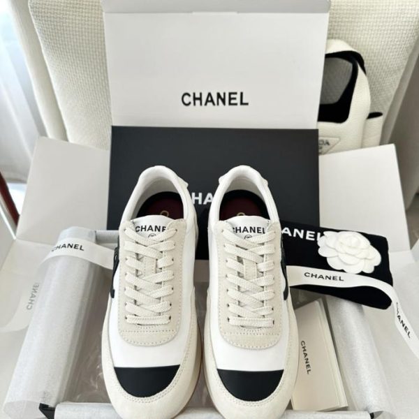 repliche,replica,perfette,siti di,affidabili,migliori siti,dove comprare,1:1,scarpe da ginnastica Nuove sneakers con plateau e doppia C in camoscio bianco di Chanel (U7BZ9C)