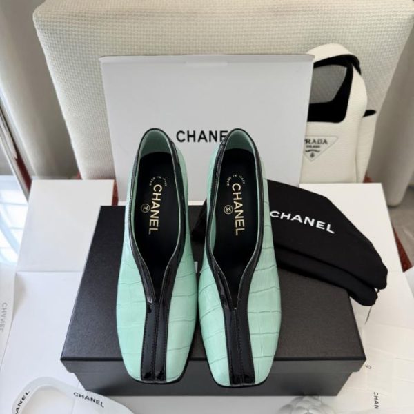 repliche,replica,perfette,siti di,affidabili,migliori siti,dove comprare,1:1,scarpe da ginnastica Décolleté Chanel in pelle verde con stampa coccodrillo, modello sfilata. Pelle di vitello originale con stampa coccodrillo (O9WA46)