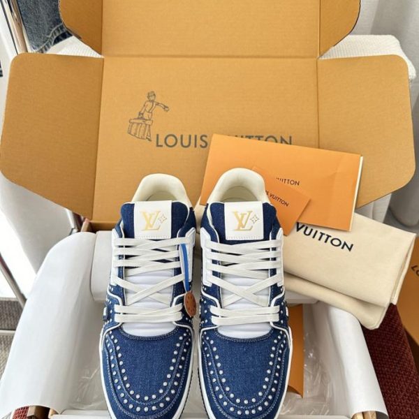 Sneakers LV TRAINER in pelle, blu denim con borchie (59S1QW)